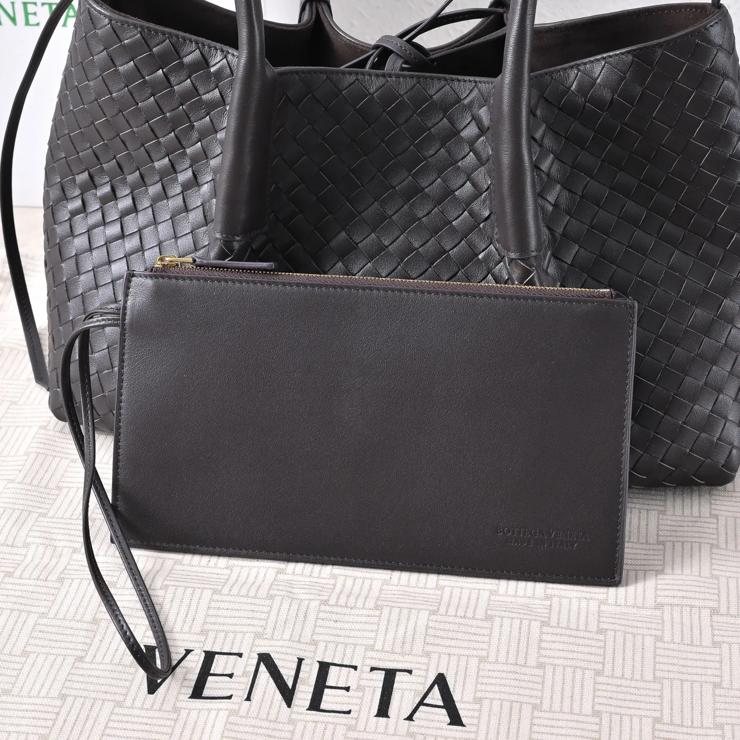 Batch 1860 Bv 2025 early spring series Pinacoteca medium tote handbag. The front is made of classic Intreccia woven cow leather. It is low-key and luxurious. The flip side is made of warm suede. It instantly switches to a lazy and casual style. It has a large interior capacity. It is no pressure to carry a computer for commuting. It is also thoughtfully matched with a small detachable bag. It is full of security. The woven texture is so delicate that you can't put it down. The highlight is that it is super versatile. Come and get your new bag😝 Model: 4371 Size: 34*20*14cm